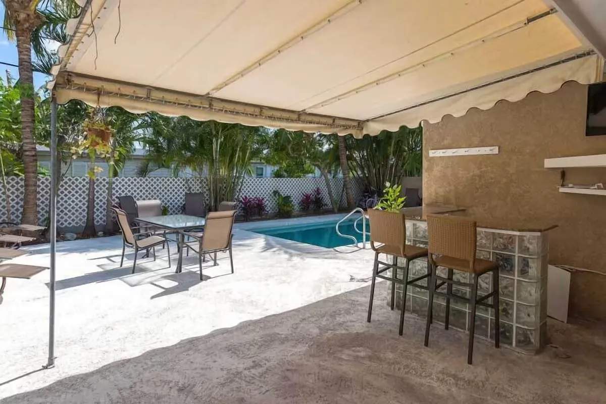 Pool Bar