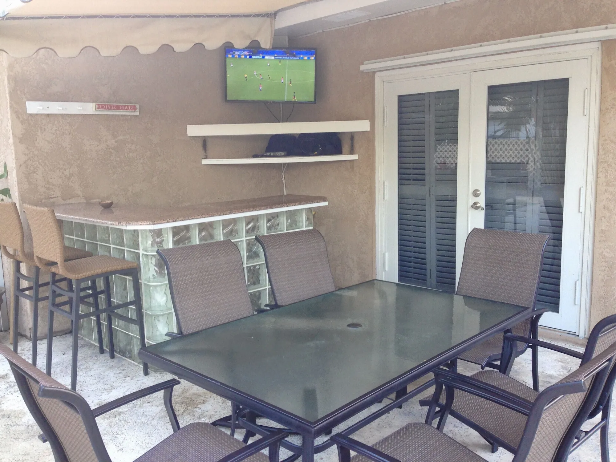 Pool Bar